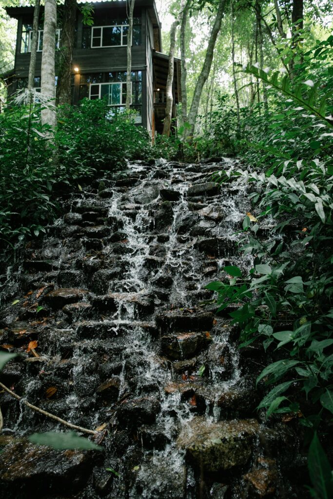 Pequena cachoeira ao lado de uma residência em área preservada de Garopaba
