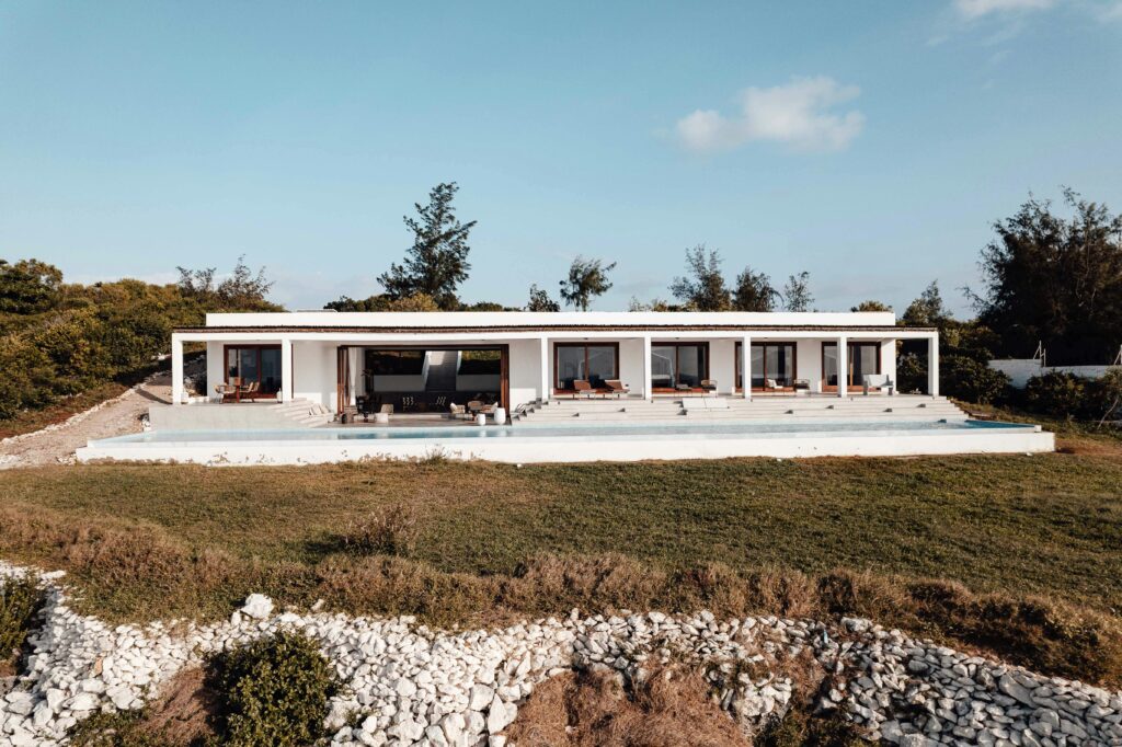Casa térrea moderna com jardim e área externa espaçosa no litoral – ideal para quem busca conforto, acessibilidade e integração com a natureza.